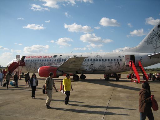 Air Asia Boeing 737 auf einer Außenposition in Ubon Ratchathani UBP, Thailand bei der Ankunft