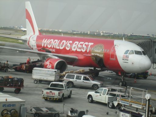 Air Asia Malaysia, AK, Airbus A320–200 am Gate in Bangkok, Thailand