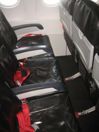 Air Asia Malaysia, AK, Airbus A320–200, mit Ledersitzen, Sitzplatzabstand eine normalen Sitzreihe