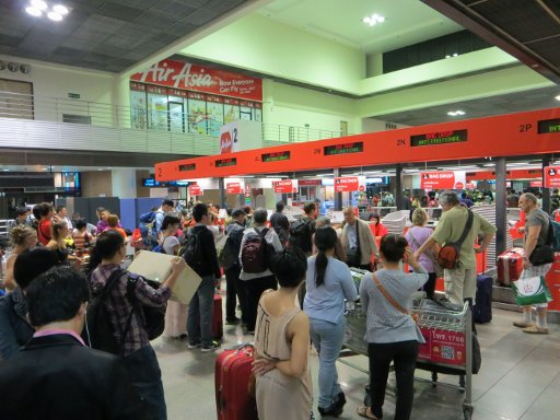 Air Asia Bag Drop International Schalter auf dem Flughafen DMK Don Mueang in Bangkok, Thailand