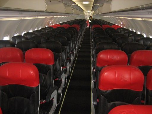 Air Asia Airbus A320–200 Kabine, die roten Sitze sind Hot Seats mit mehr Beinfreiheit