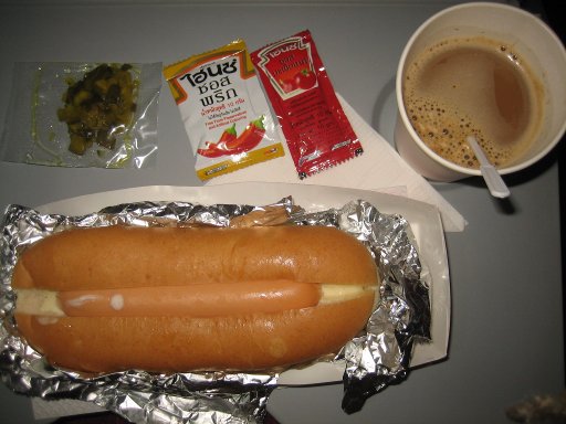 Air Asia, Hot Dog mit Kaffee