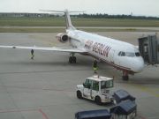 airberlin, Fokker F100 am Gate in Hannover, Deutschland