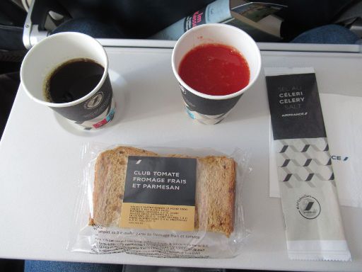 Air France, Economy Käsebrot, Kaffee und Tomatensaft