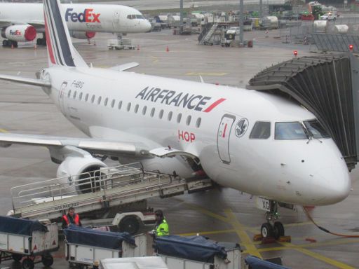 Air France HOP, Embraer 170-100LR in Hannover HAJ an einem Flugsteig