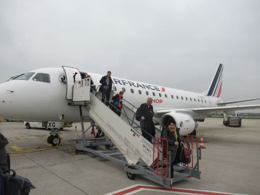 Air France HOP, Embraer 170-100LR in Paris CDG auf einer Außenposition