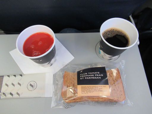 Air France HOP, Economy Käsebrot, Kaffee und Tomatensaft