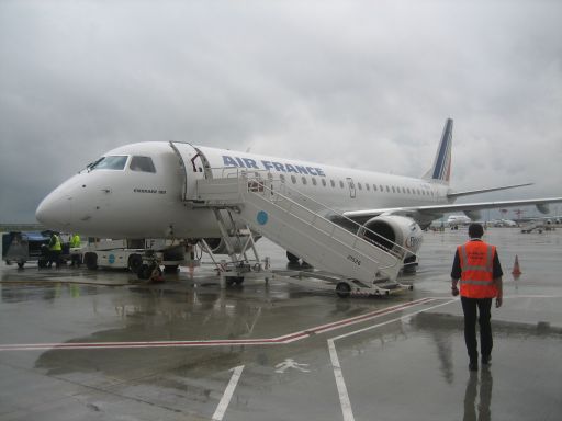 Air France Régional, ERJ 190 in Paris auf einer Außenposition