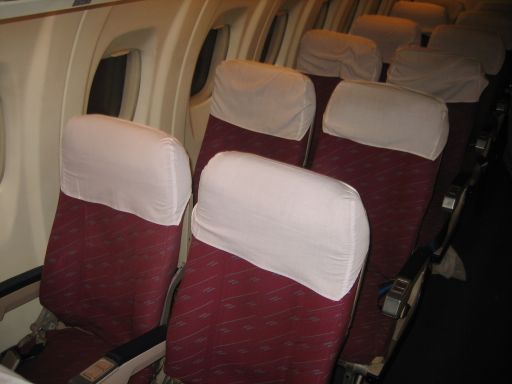 Air Mandalay ATR Kabine mit roten Stoffsitzen