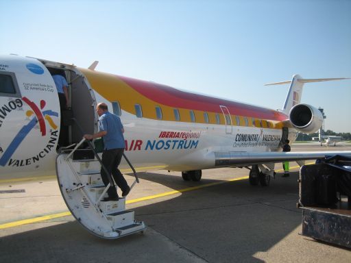 Air Nostrum CRJ 200 auf einer Außenposition in Hannover