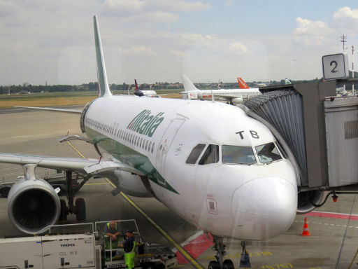 Alitalia, Economy Klasse, Airbus A320–200 am Flugsteig auf dem Flughafen Berlin Tegel TXL