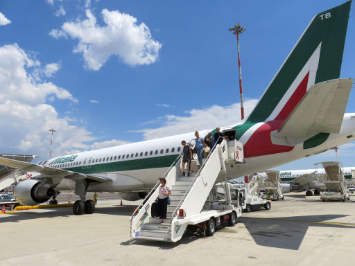 Alitalia, Airbus A320–200 auf einer Außenposition am Flughafen ROM FCO