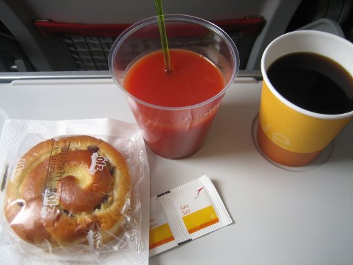 Austrian Airlines, Snack Kurzstrecke, Kaffee und Tomatensaft