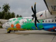 Bangkok Airways ATR–72–500 auf einer Außenposition in Koh Samui USM