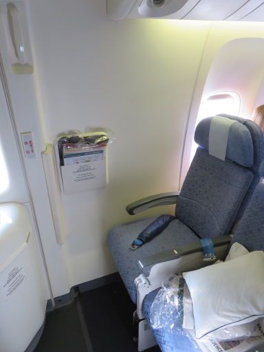 Cathay Pacific, Boeing 777 Emergency Exit Sitzplatz 59 K in der Economy auf dem Flug MAD HKG