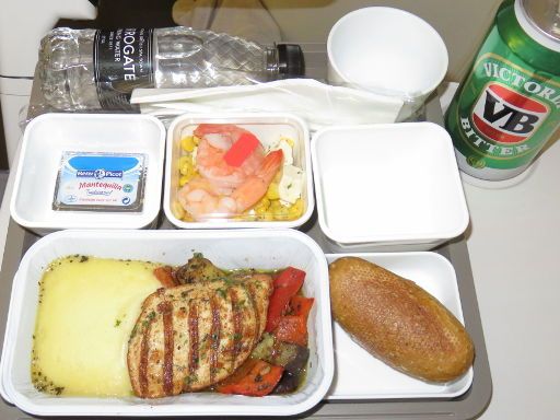 Cathay Pacific, Mittagessen Economy Klasse, Hühnchenbrust mit Kartoffelpürre und gebratenen Gemüse