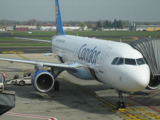 Airbus 320 am Gate in Brüssel