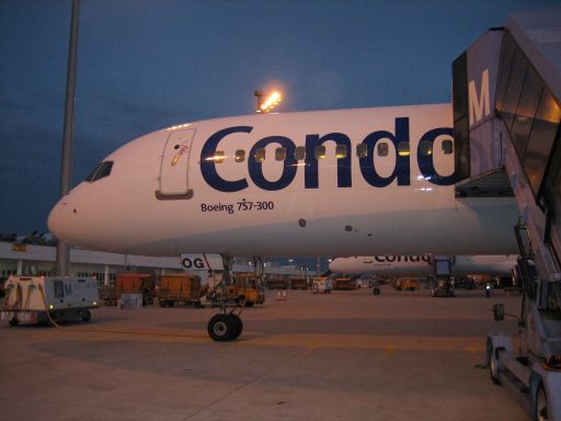 Boeing 757 300 in München Außenposition