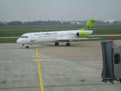 dba Fokker 100 auf dem Weg zum Flugsteig in Hannover