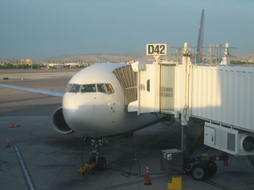 Delta Air Lines Boeing 767–300 ER am Gate in Las Vegas LAS