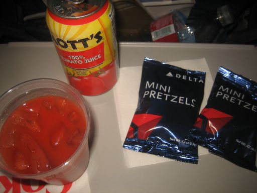 Delta Air Lines Economy Snack und Tomatensaft