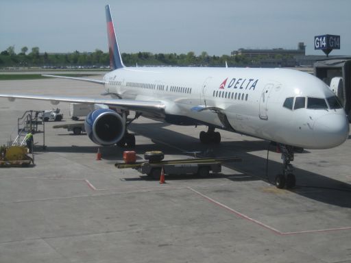 Delta Air Lines Boeing 757–300 am Gate in Minneapolis MSP
