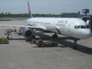 Delta Air Lines, Boeing 757–300 am Gate in Minneapolis MSP