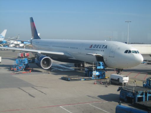 Delta Air Lines Airbus A 330–300 am Gate in Amsterdam AMS Niederlande