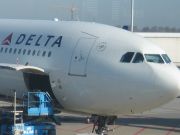 Delta Air Lines Airbus A 330–300 am Gate in Amsterdam AMS Niederlande
