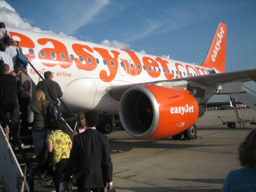 easyJet, Airbus A 319 auf einer Außenposition in London, Großbritannien