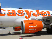 easyJet, Airbus A 319 auf einer Außenposition in London, Großbritannien