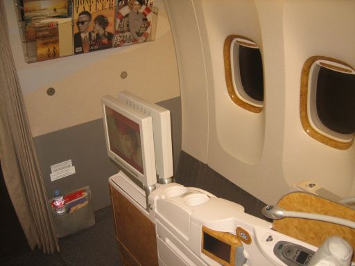 Emirates® Business Klasse, Boeing 777–300, Sitz 8K