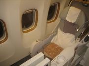 Emirates® Business Klasse, Boeing 777–300, Sitz 8K