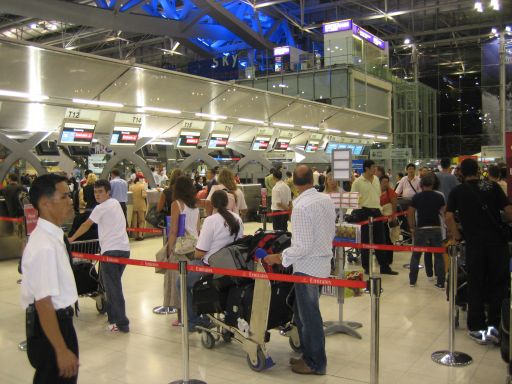 Emirates® Check In Schalter in Bangkok, Thailand