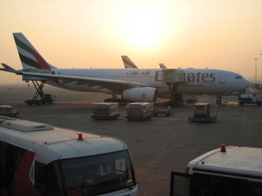 Emirates® Flugzeug auf eine Außenposition in Dubai