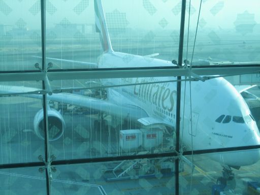 Emirates® Airbus A380–800 am Gate vom Terminal 3 in Dubai