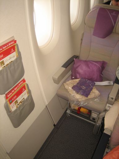 Emirates® Airbus A380–800 Economy Klasse, Sitzplatz 81 K hinter dem Notausgang