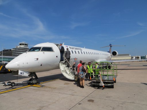 Eurowings CRJ 900, auf einer Außenposition in Manchester MAN