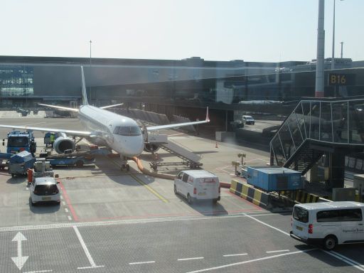 German Airways, Embraer E190-100LR am Flugsteig B16 auf dem Flughafen Amsterdam AMS