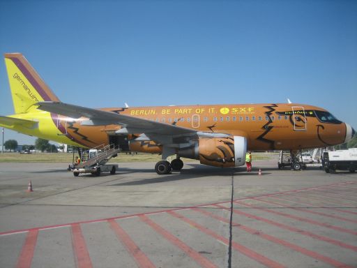 germanwings Berlinbaerbus auf dem Flughafen Schönefeld SXF im Juli 2010