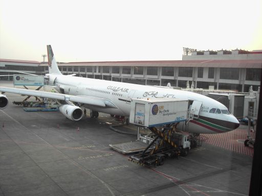 Gulf Air Airbus A 340–300 am Gate in Bangkok