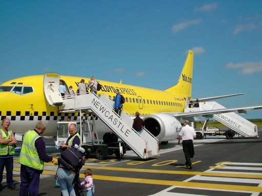 hlx, Hapag–Lloyd Express, Boeing 737 auf einer Außenposition in Newcastle NCL
