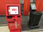Iberia automatische Gepäckaufgabe, Automat und Kofferwaage