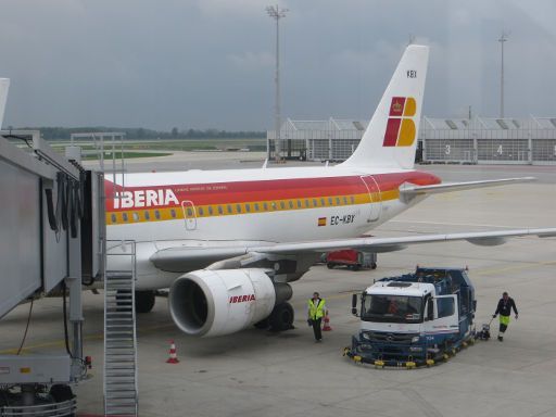 Iberia Lineas Aéreas de España, Airbus A319–100 am Flugsteig dem Flughafen München MUC