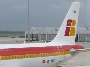 Iberia Lineas Aéreas de España, Airbus A319–100 am Flugsteig dem Flughafen München MUC