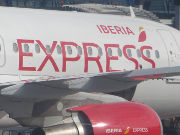 Iberia Express, Airbus A320–200 am Flugsteig dem Flughafen Madrid MAD