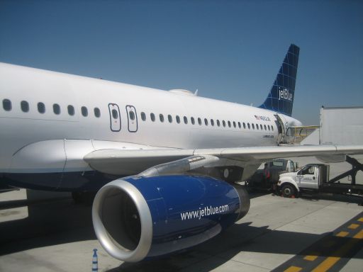 jetBlue Airways, Airbus A 320 auf einer Außenposition in Long Beach, Kalifornien