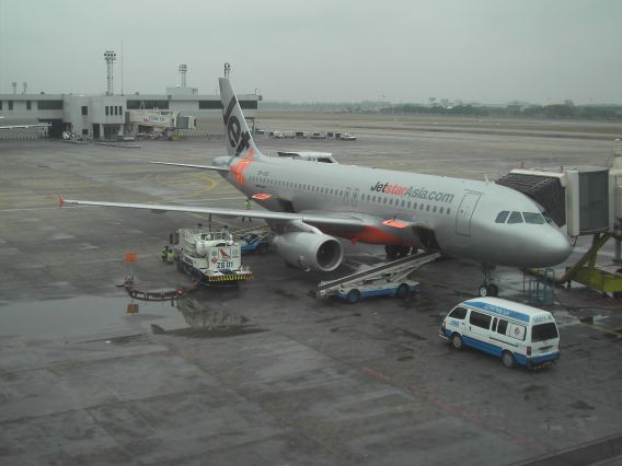 Jet Star Asia Airbus A 320 in Bangkok am Flugsteig