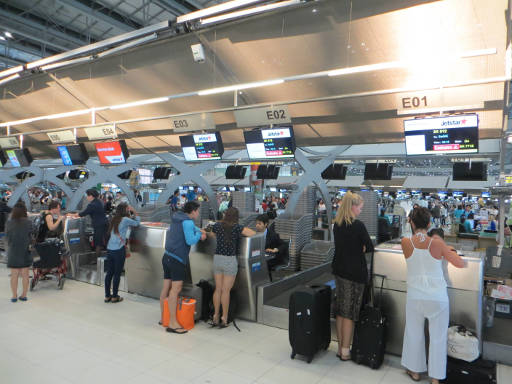 Jetstar Check–In Schalter für Document Check und Handgepäck Überprüfung in Bangkok, Thailand