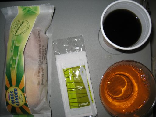 KLM Cityhopper Economy Snack mit Kaffee und Apfelsaft